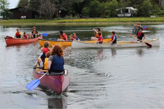 Group of kids learning how to canoe at Camp Presqu'ile